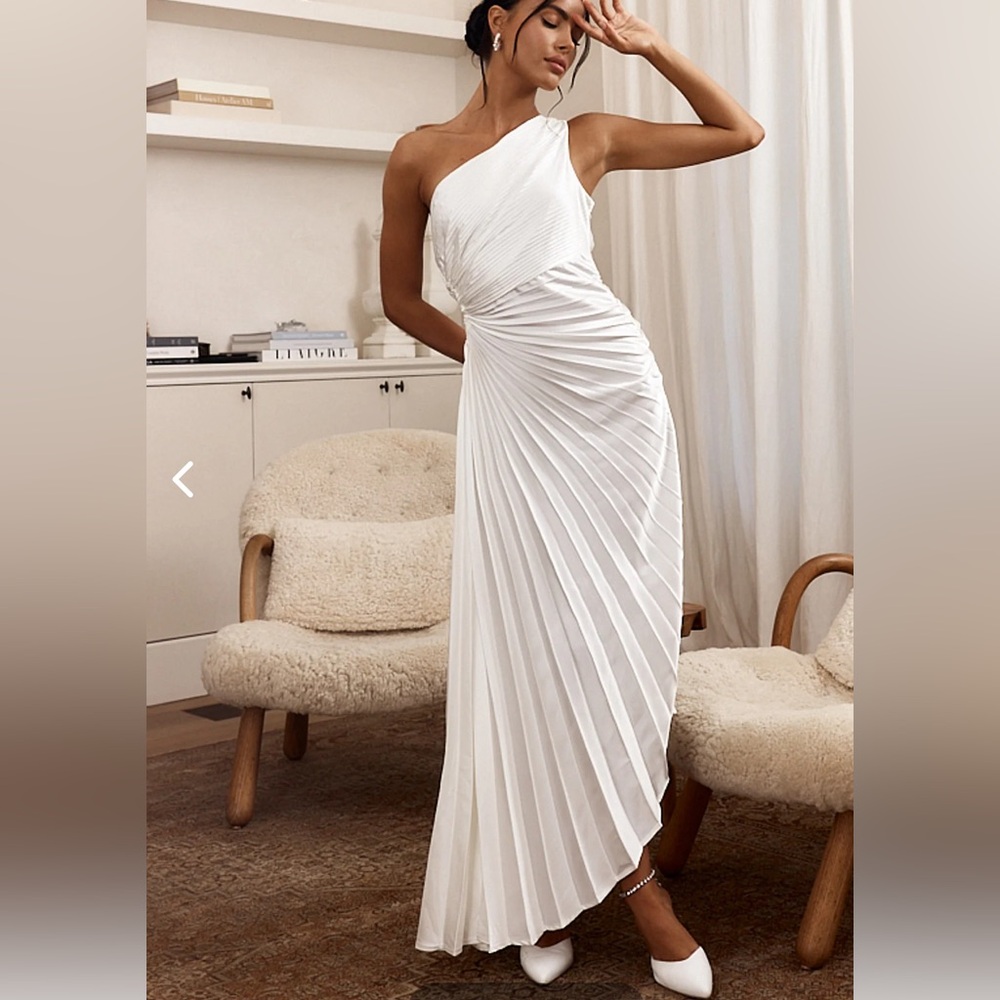 BROOKLYNN ONE-SHOULDER ACCORDION PLEAT DRESS WHITE